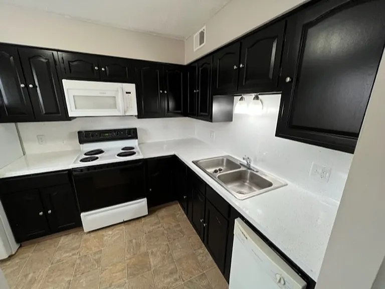 Midtown Court — Photo 17