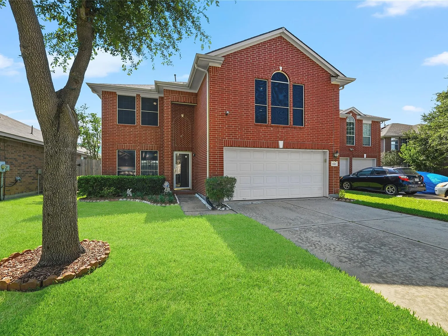 5 bed, 3.0 bath, 2430 sqft, $2,400 — Photo 2
