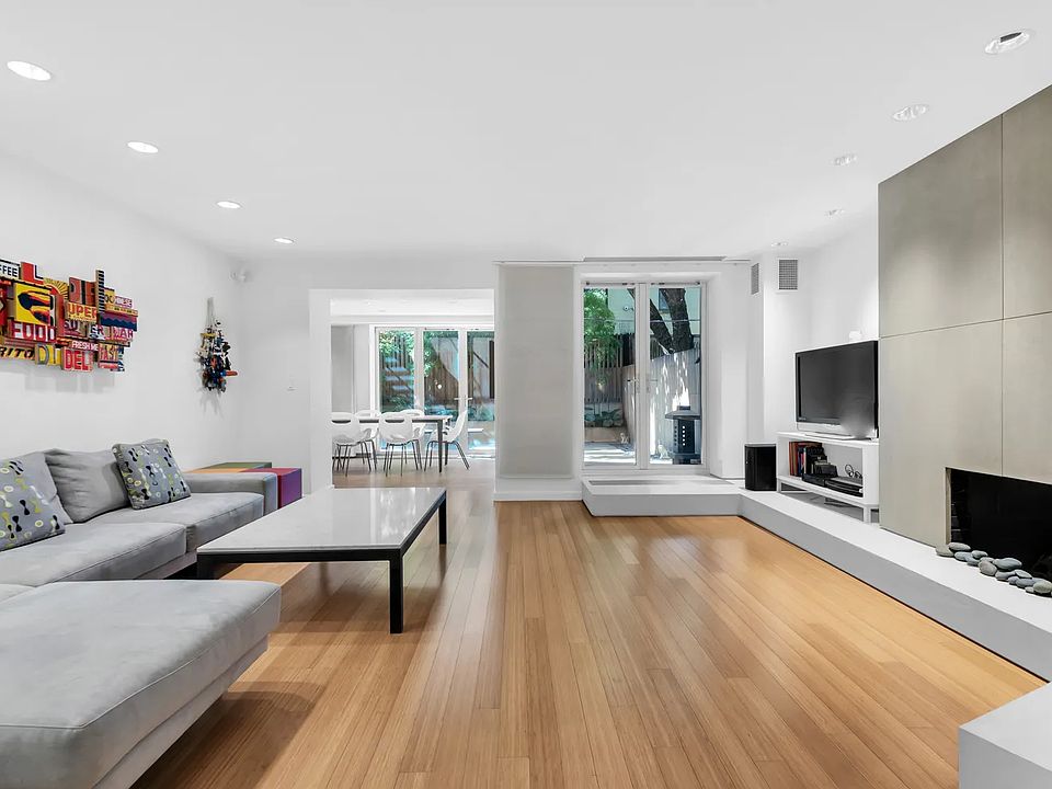 1st image of 56 W 71st St