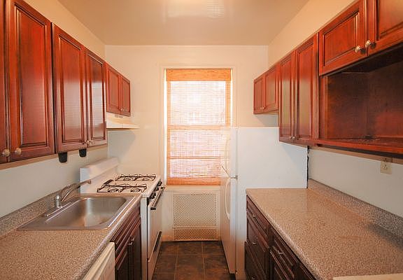 3rd image of 2675 Henry Hudson Pkwy W APT 5L