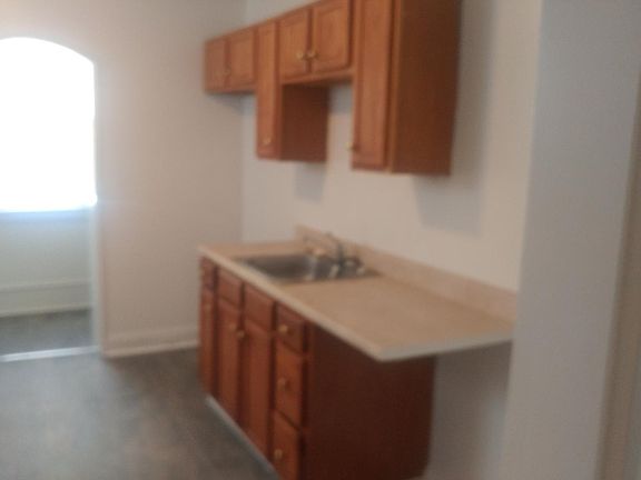 4th image of 745 E Thayer St