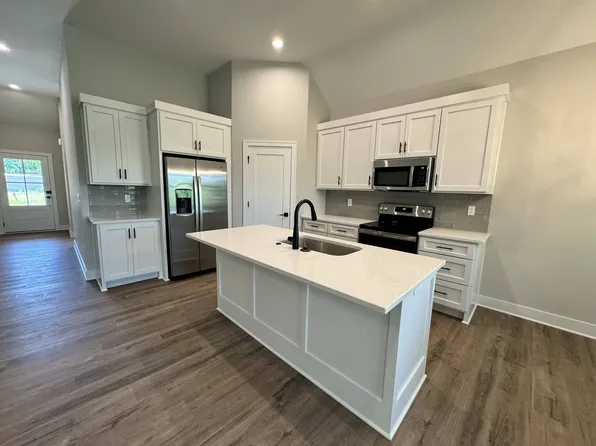 1441 SW Winthrop Ter, Lees Summit, MO 64081