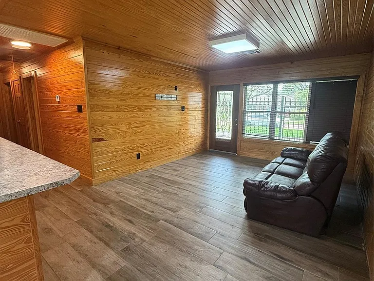 902 Hidden Valley Dr — Photo 12