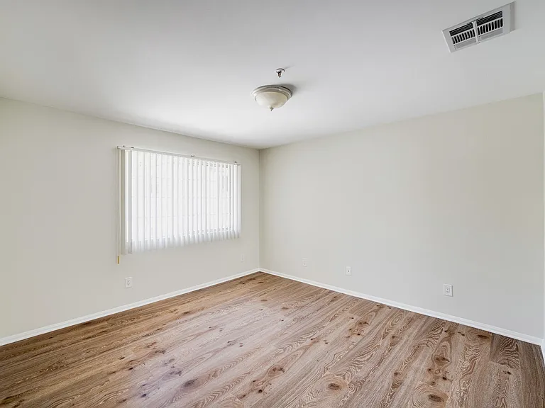 1011 Thompson Ave #C — Photo 15