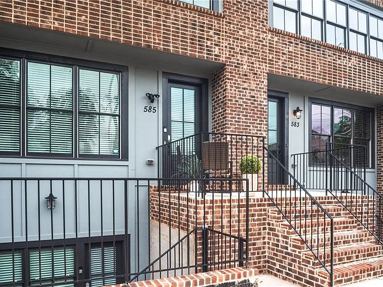 585 King Arnold St — Photo 1