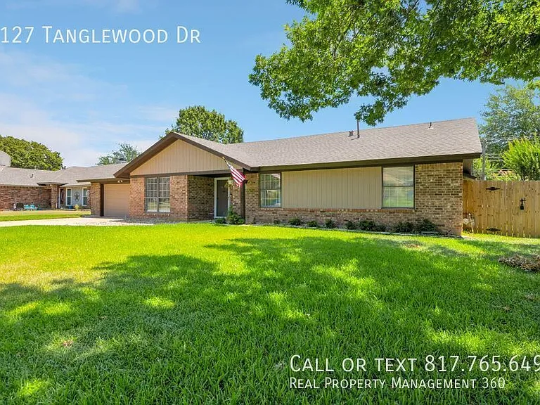 2127 Tanglewood Dr — Photo 2