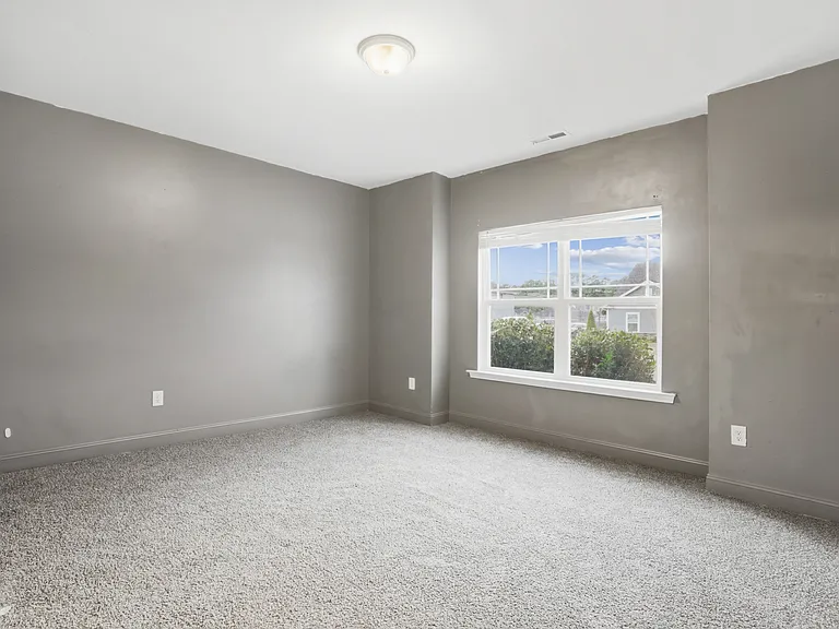 102 Glasgow Ln — Photo 18