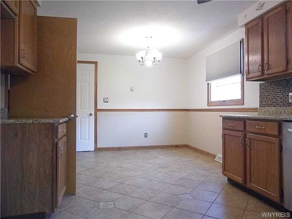 3rd image of 4688 Brompton Dr