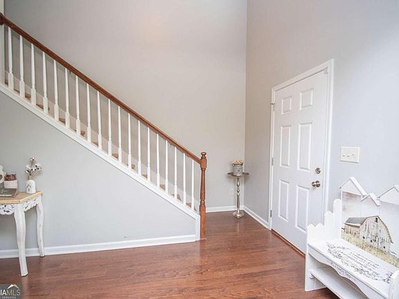 4th image of 183 Edgemont Ct