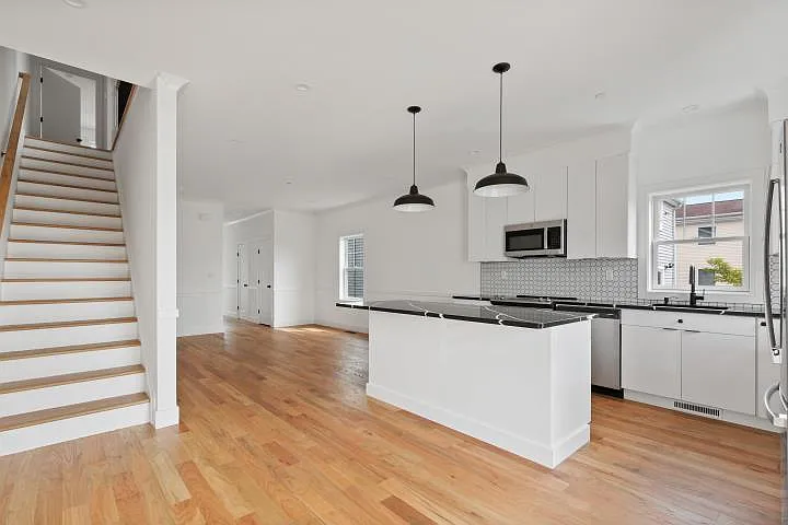 109 Park Ave E — Photo 9
