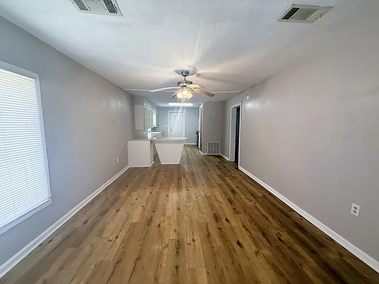 300 N Kinney Ave — Photo 3