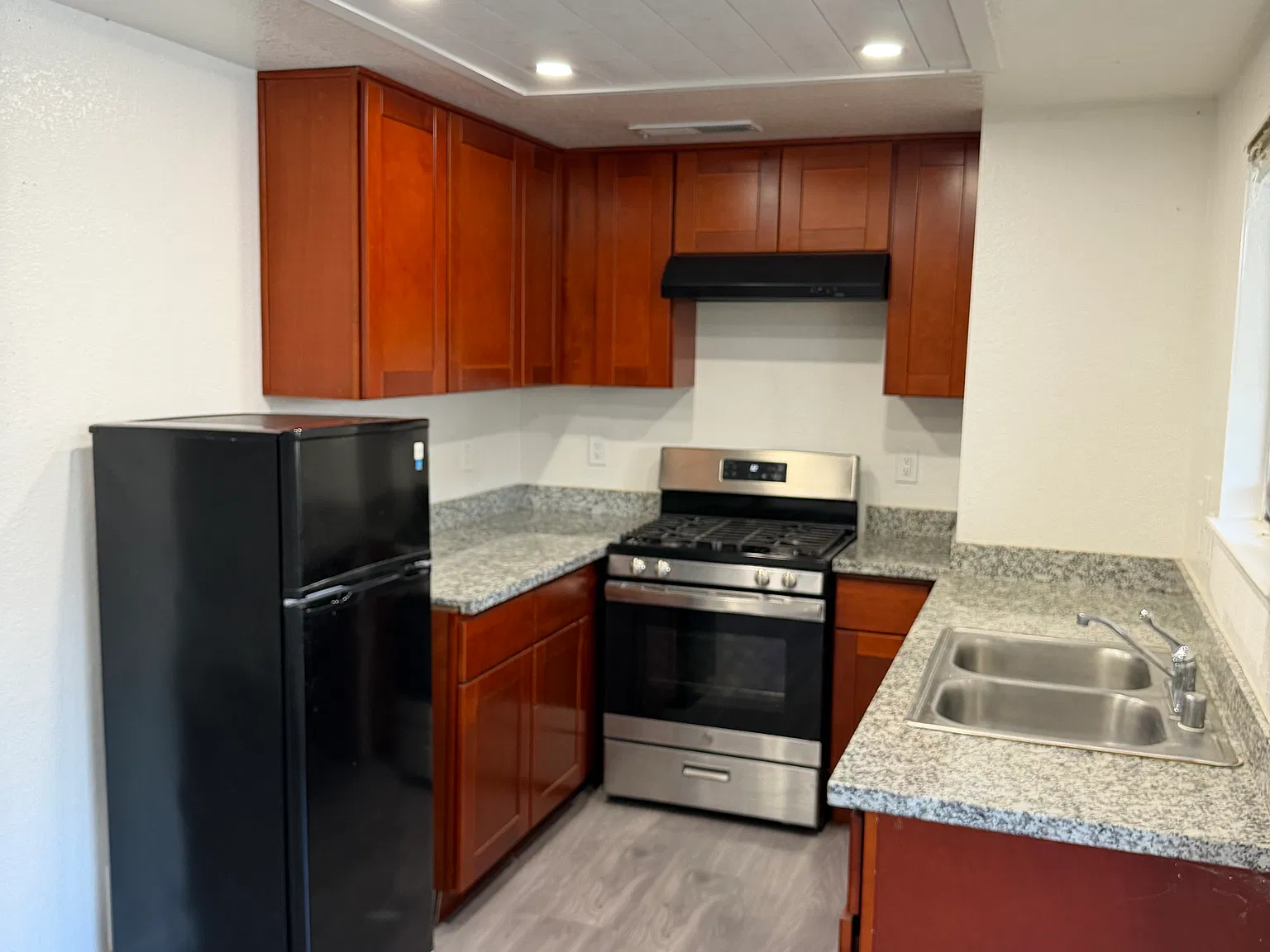 2 bed, 950 sqft, $1,985 — Photo 3