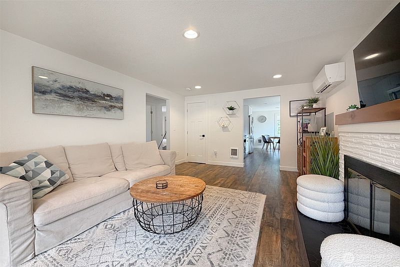 3rd image of 11310 5th Avenue NE