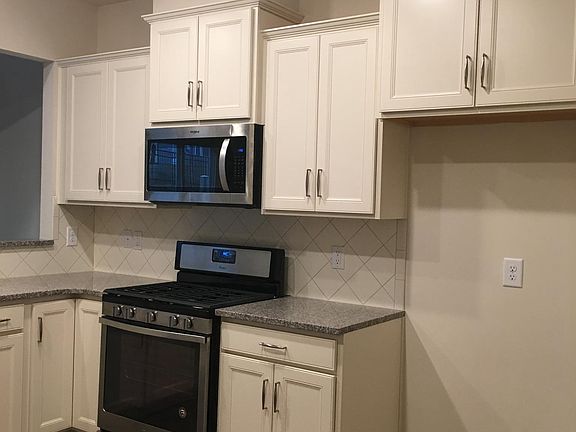 Beautiful kitchen with granite, SS appliances (Brand new Ref