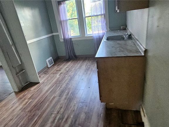 4th image of 718 E 124th St