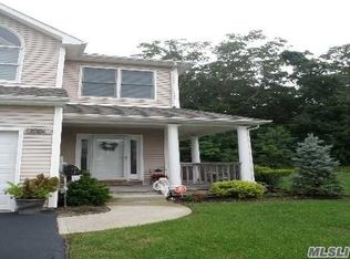 1001 Willow Pond Dr, Riverhead, NY 11901