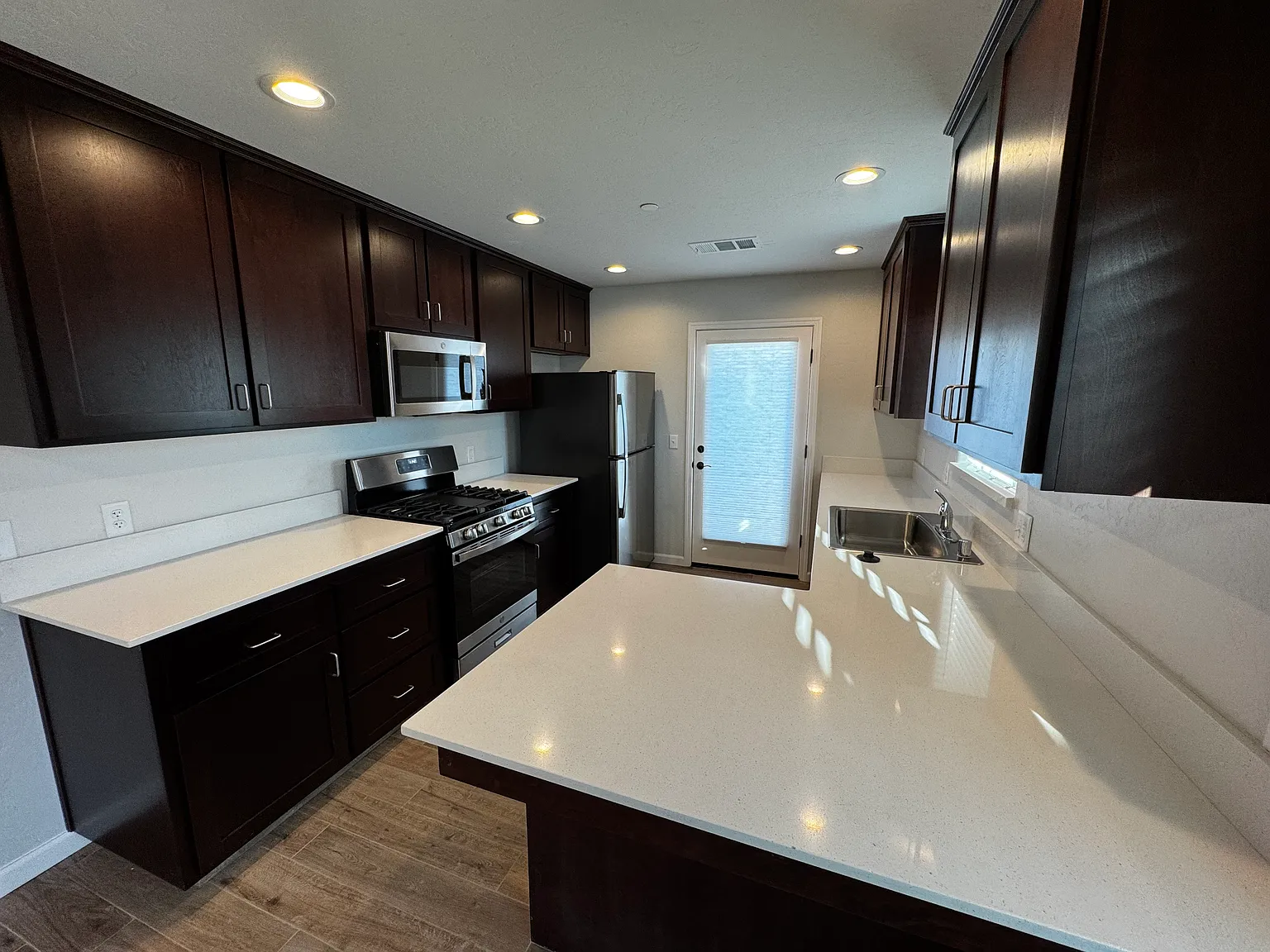 2 bed, 1033 sqft, $1,850 — Photo 2