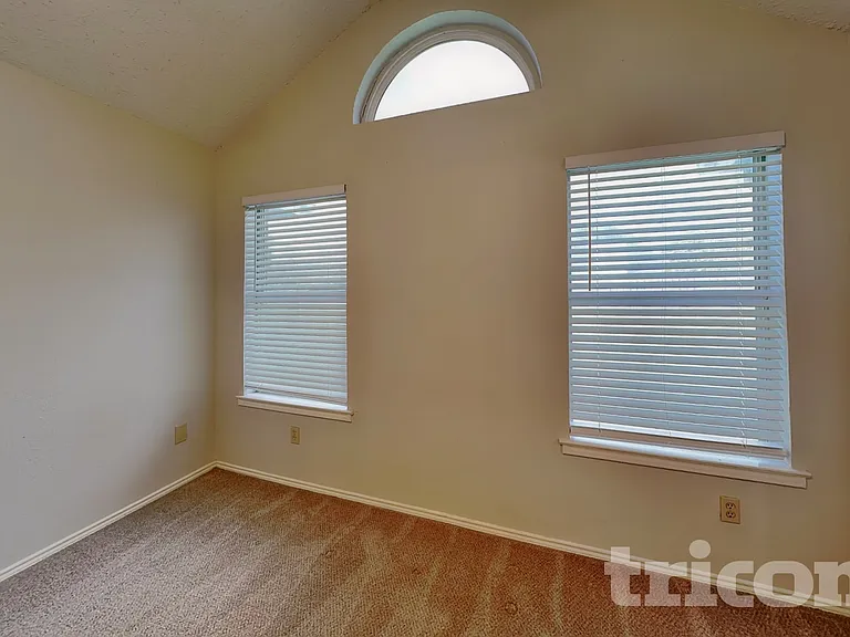 2851 Linden Ln — Photo 10