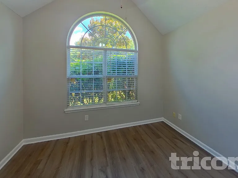 552 Howell Dr — Photo 11