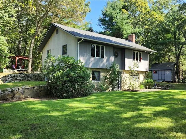 3 Blueberry Ln, Johnston, RI 02919
