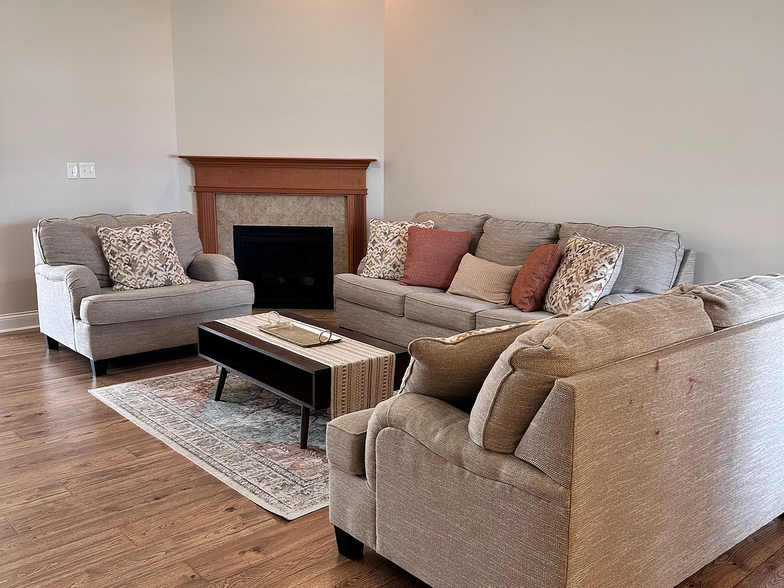 3 bed, 1463 sqft, $2,400 — Photo 2