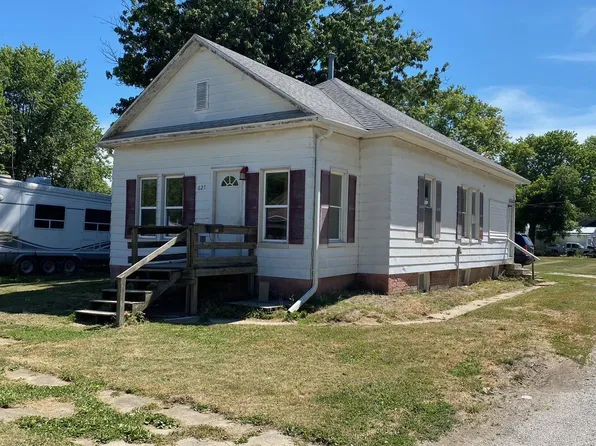 627 Sanford St, Nokomis, IL 62075