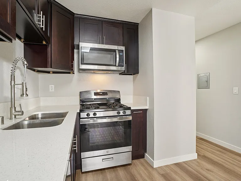 Chadron Apts — Photo 14