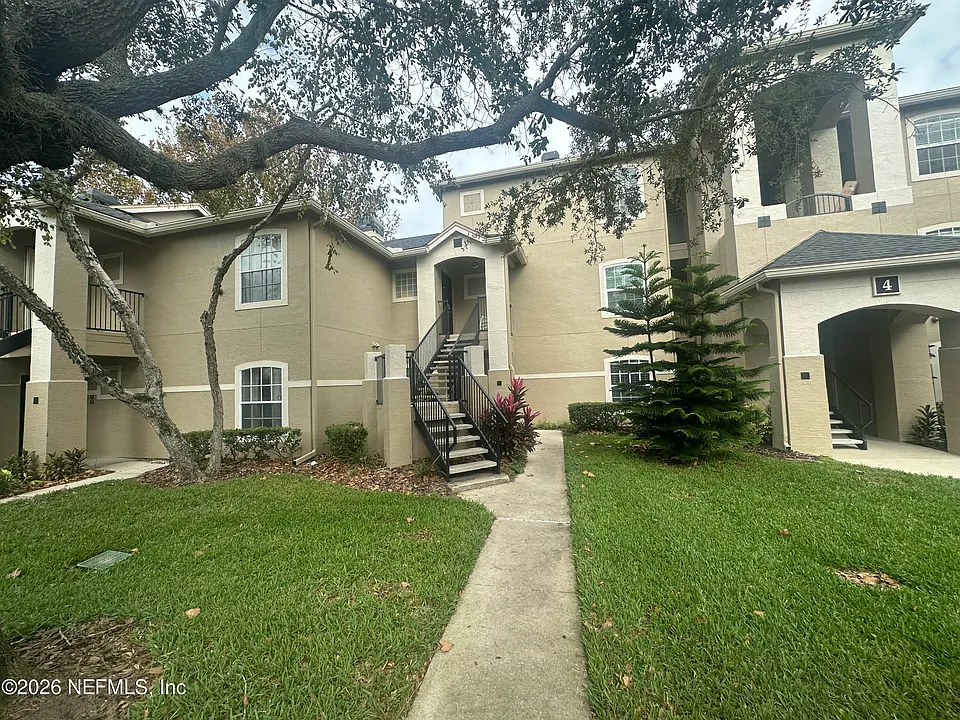 1701 The Greens Way #413