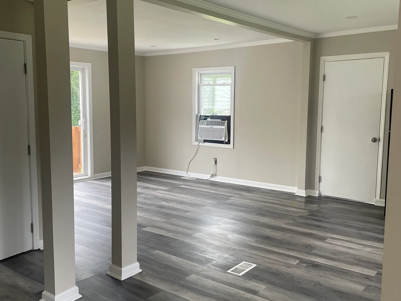 406 N Hill St — Photo 2
