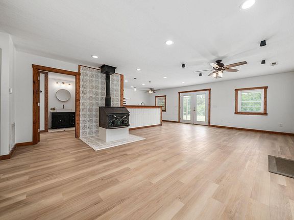 3rd image of 2621 Larimore Rd