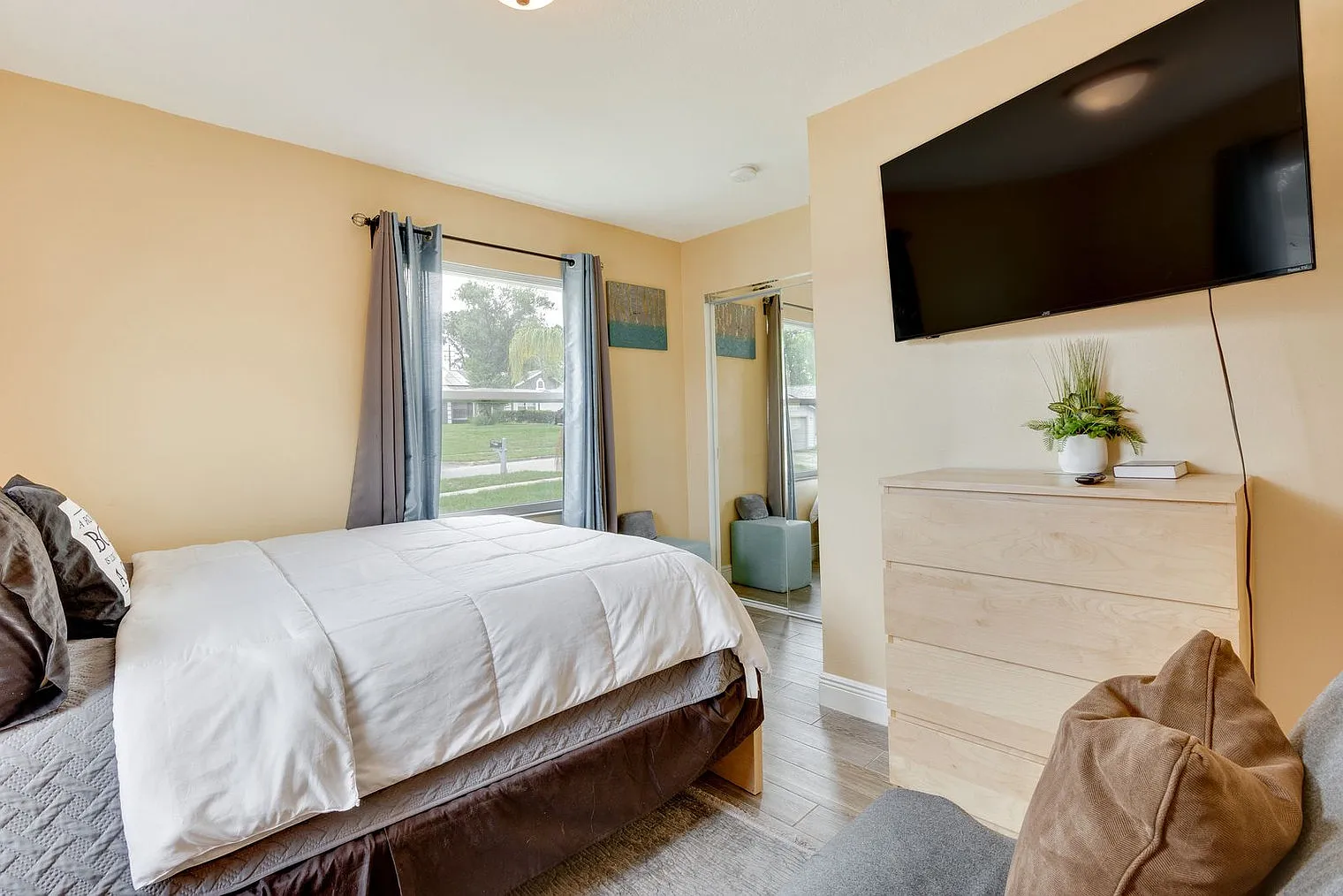 3 bed, 2.0 bath, 1216 sqft, $3,612 — Photo 4