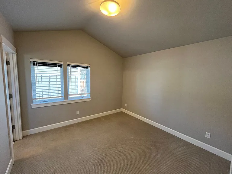 752 NW Ogden Ave — Photo 13