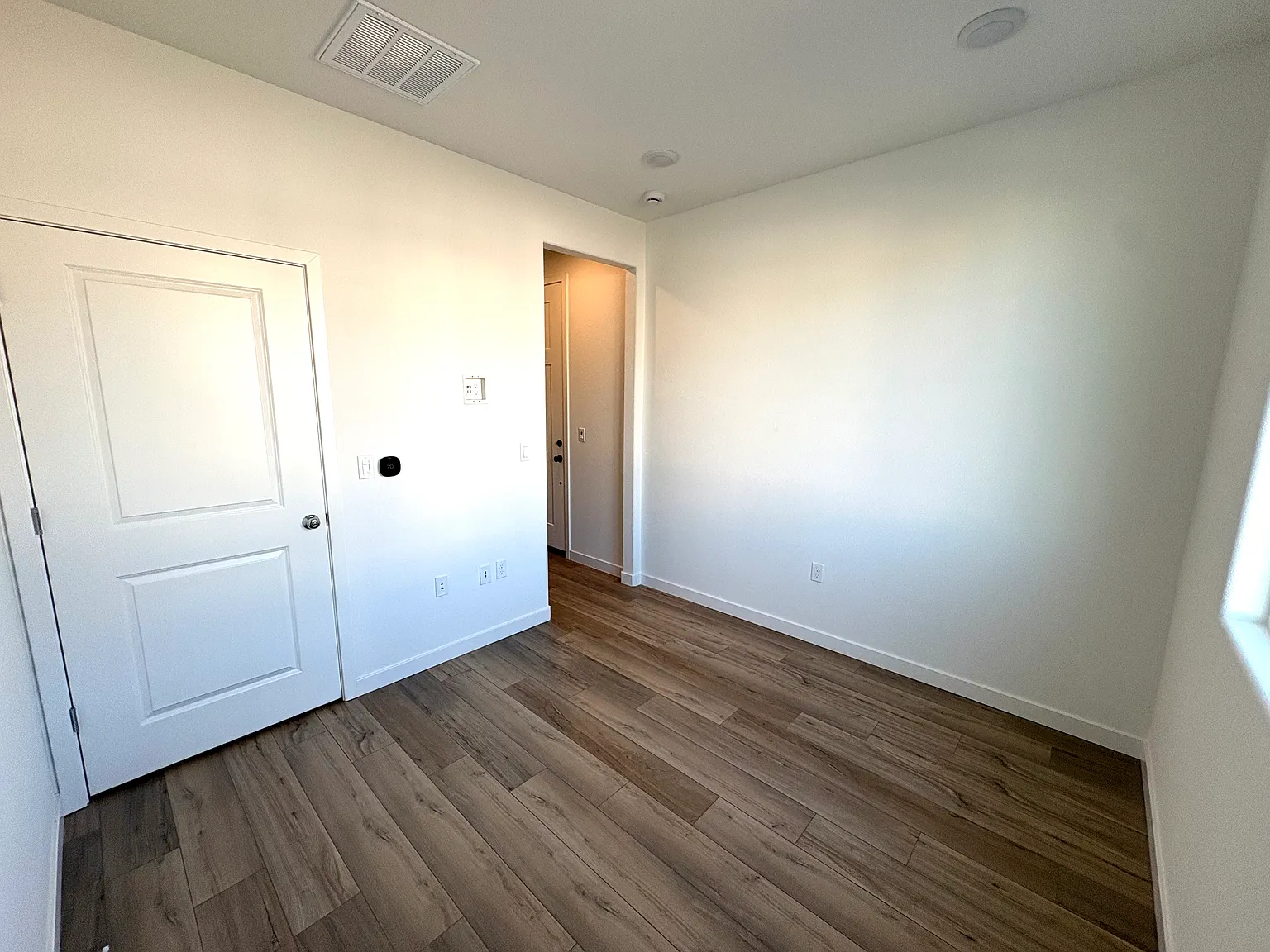 1 bed, 300 sqft, $1,200 — Photo 3