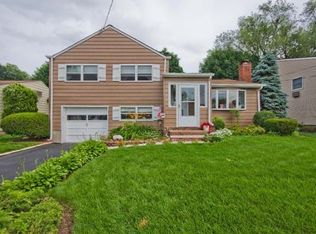 8 Oxford Dr, Parlin, NJ 08859
