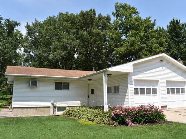 1127 Long St, Dixon, IL 61021