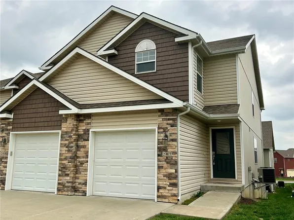 207 N Pointe Ln, Raymore, MO 64083