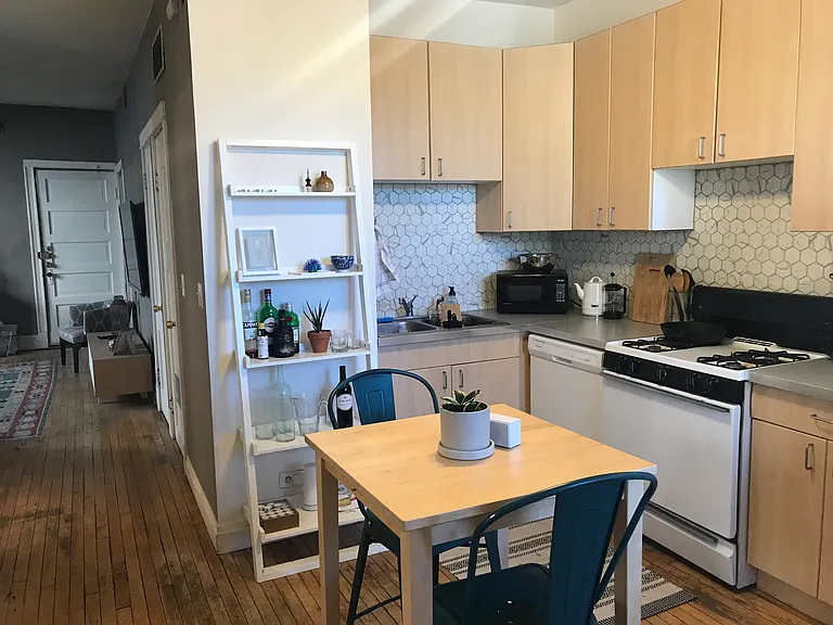 916 N Damen Ave #2R — Photo 4