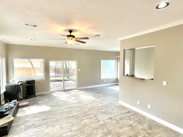 122 April Wind Dr E, Montgomery, TX 77356