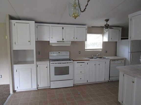 3rd image of 184 NE Oakwood Cir
