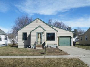 98 8th St, Windom, MN 56101