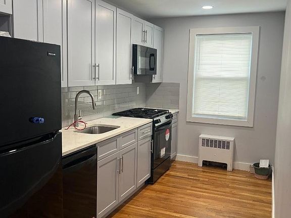 2nd image of 935 Broad St #35B