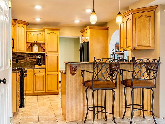 5th image of 27 E Hill Dr