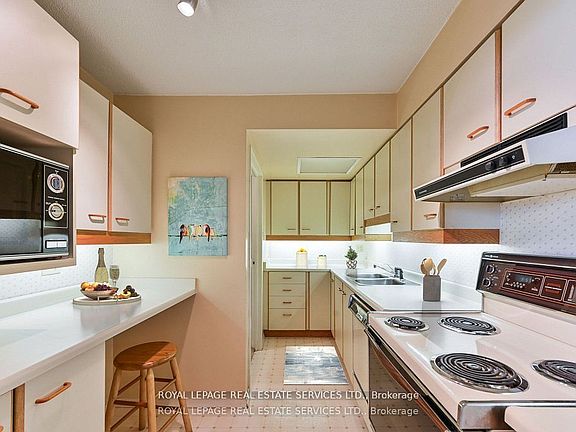 3rd image of 284 Mill Rd #Penthouse 8