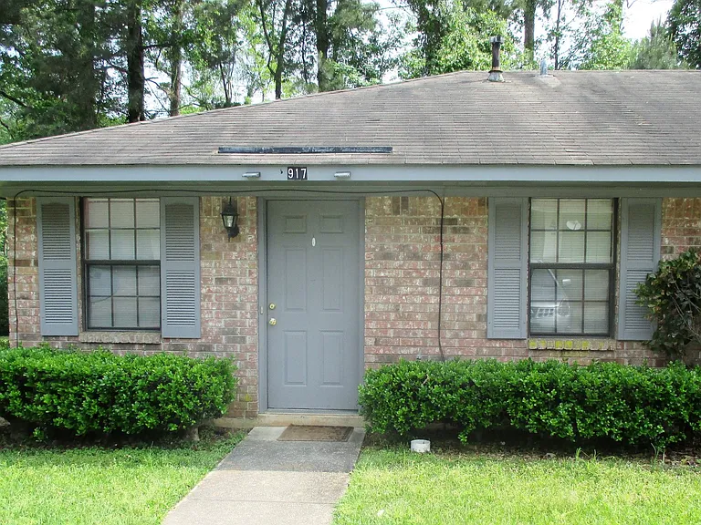 917 Fisher Ln — Photo 1