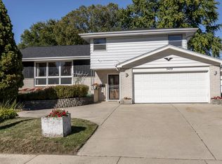 5479 N Milwaukee River Pkwy, Milwaukee, WI 53209