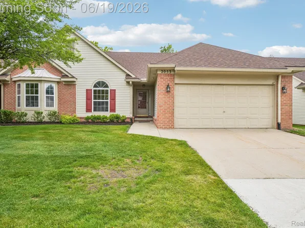 2053 Maplehurst Dr, Walled Lake, MI 48390