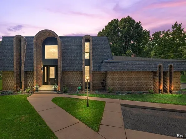 1059 Christian Hills Dr, Rochester Hills, MI 48309