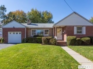44 Pine St, Hicksville, NY 11801