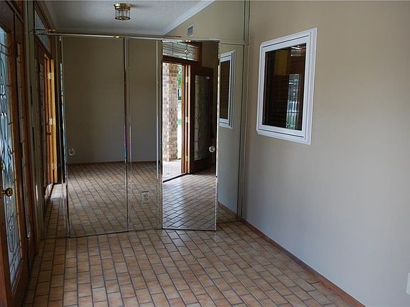 5th image of 111 Garland Dr