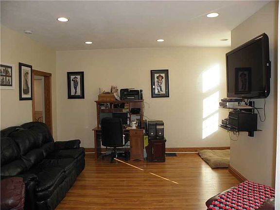3rd image of 19 Harvest Ln